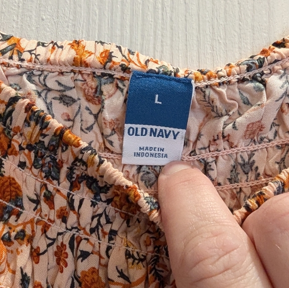 ✨ FINAL PRICE✨ Fitted Puff Sleeve Floral Smocked Top - Picture 4 of 7